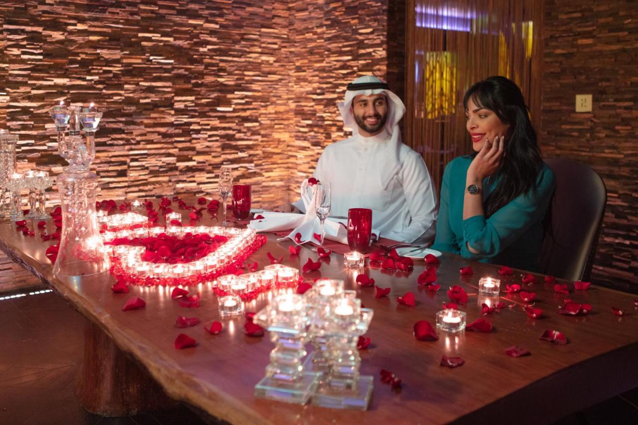 ジュメイラ メシラ ビーチ ホテル ＆ スパ クウェート エクステリア 写真 A couple at a restaurant in Dubai