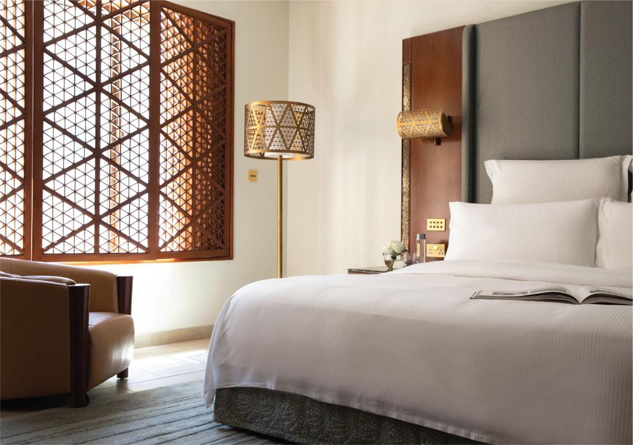 ジュメイラ メシラ ビーチ ホテル ＆ スパ クウェート エクステリア 写真 A guest room at the Ritz-Carlton, DIFC