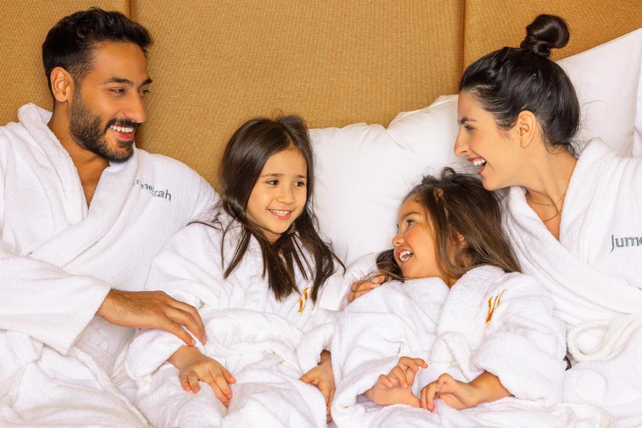 ジュメイラ メシラ ビーチ ホテル ＆ スパ クウェート エクステリア 写真 Family at the spa
