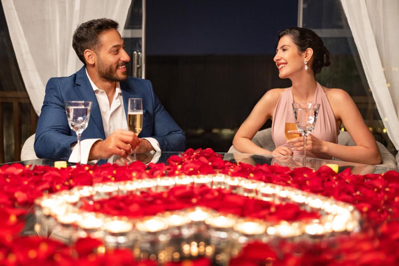 ジュメイラ メシラ ビーチ ホテル ＆ スパ クウェート エクステリア 写真 A couple on a date