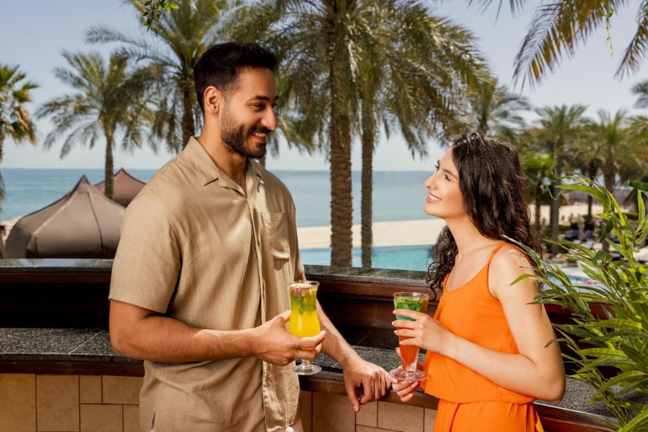 ジュメイラ メシラ ビーチ ホテル ＆ スパ クウェート エクステリア 写真 A couple at Jumeirah Beach Hotel