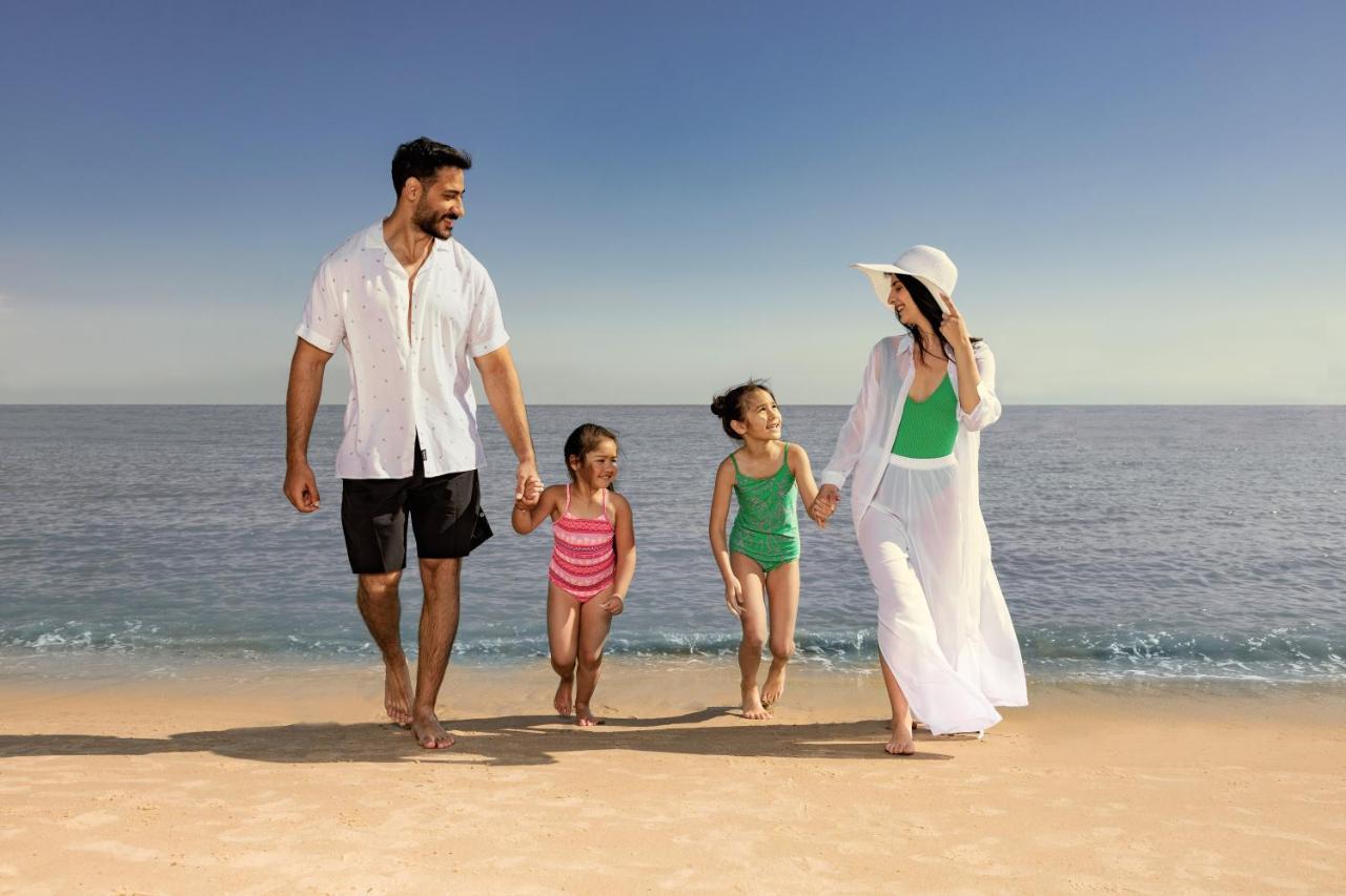ジュメイラ メシラ ビーチ ホテル ＆ スパ クウェート エクステリア 写真 Family on the beach