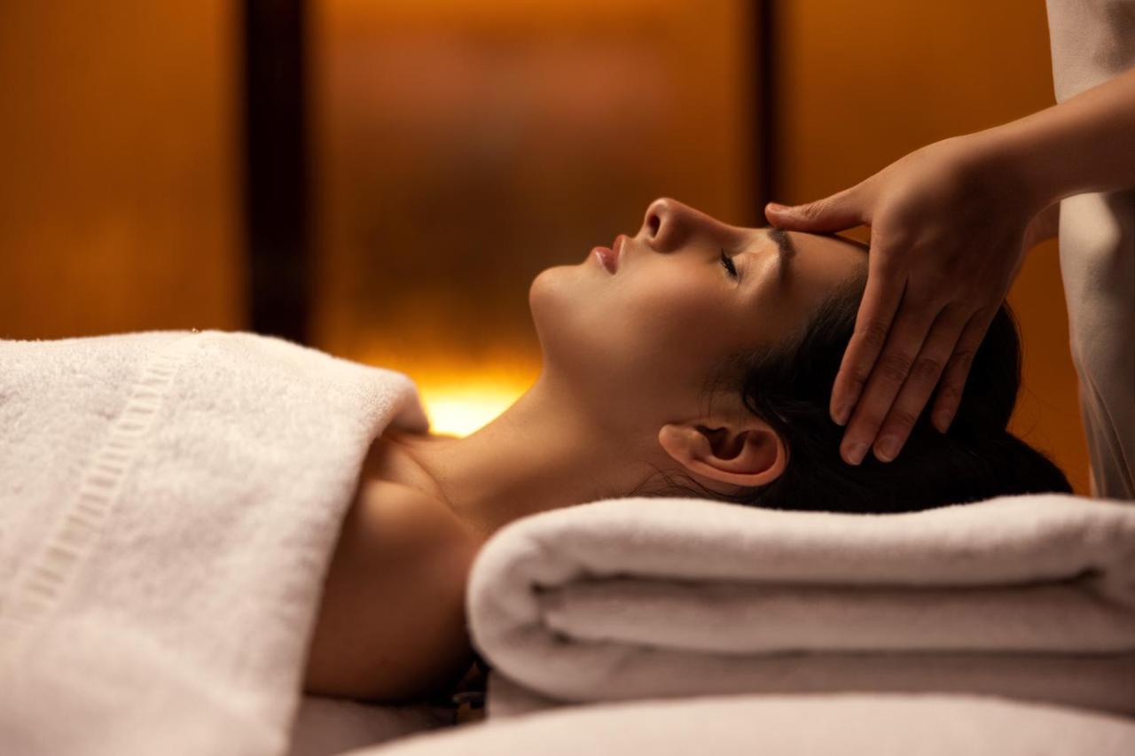 ジュメイラ メシラ ビーチ ホテル ＆ スパ クウェート エクステリア 写真 A woman receiving a head massage