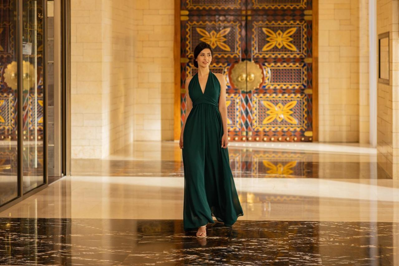 ジュメイラ メシラ ビーチ ホテル ＆ スパ クウェート エクステリア 写真 A woman wearing a kaftan