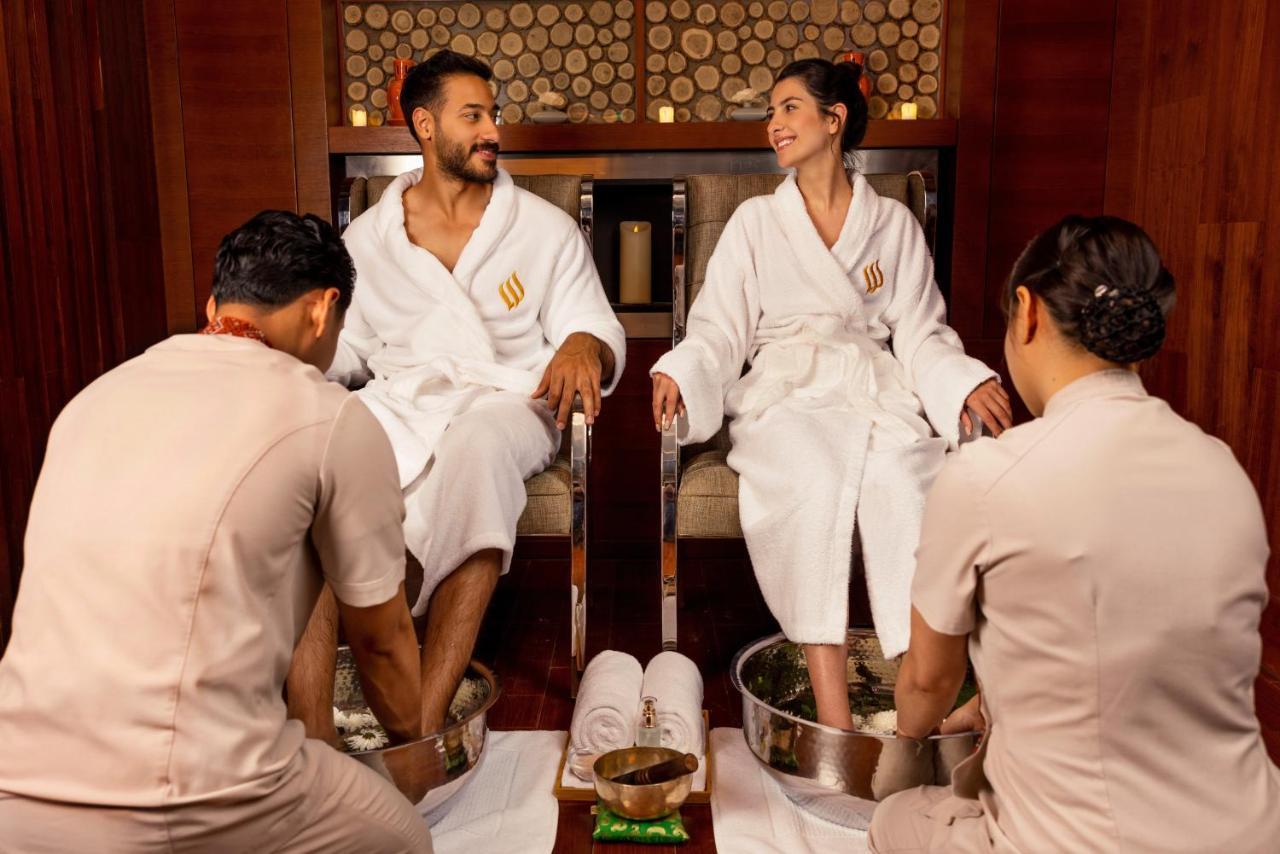 ジュメイラ メシラ ビーチ ホテル ＆ スパ クウェート エクステリア 写真 A couple receiving a spa treatment