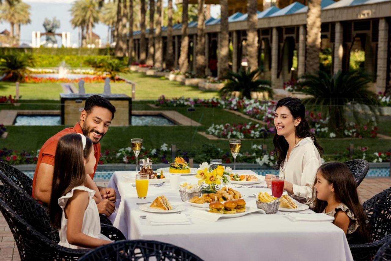 ジュメイラ メシラ ビーチ ホテル ＆ スパ クウェート エクステリア 写真 Family dining at the resort