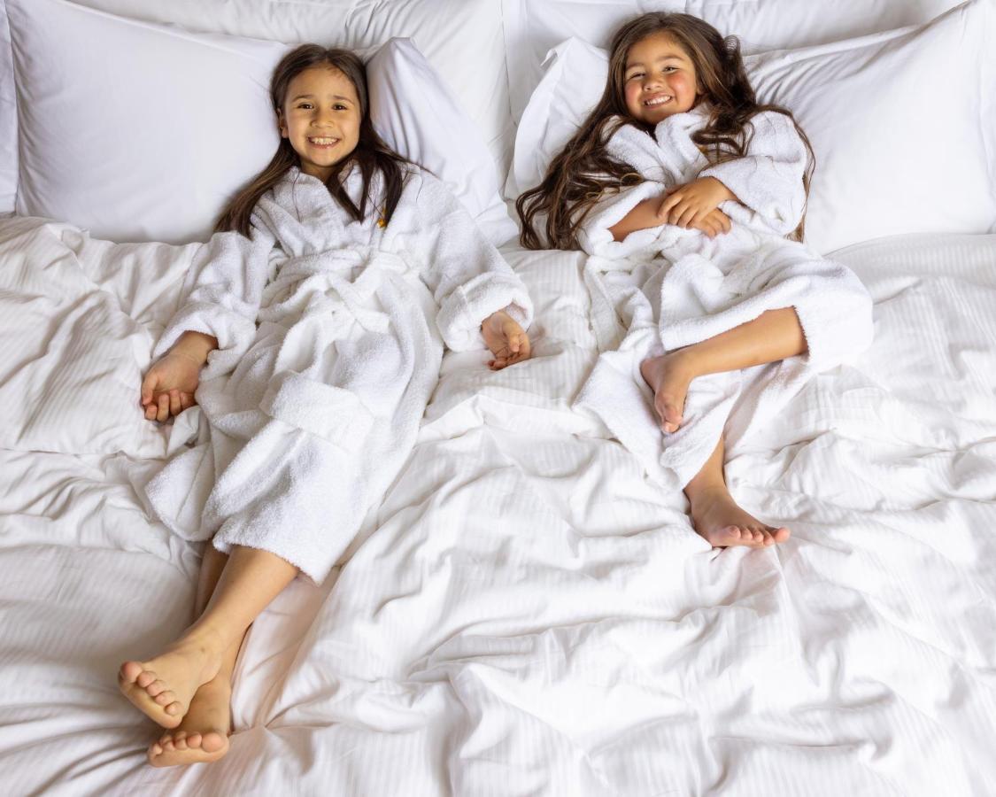 ジュメイラ メシラ ビーチ ホテル ＆ スパ クウェート エクステリア 写真 Two girls wearing bathrobes