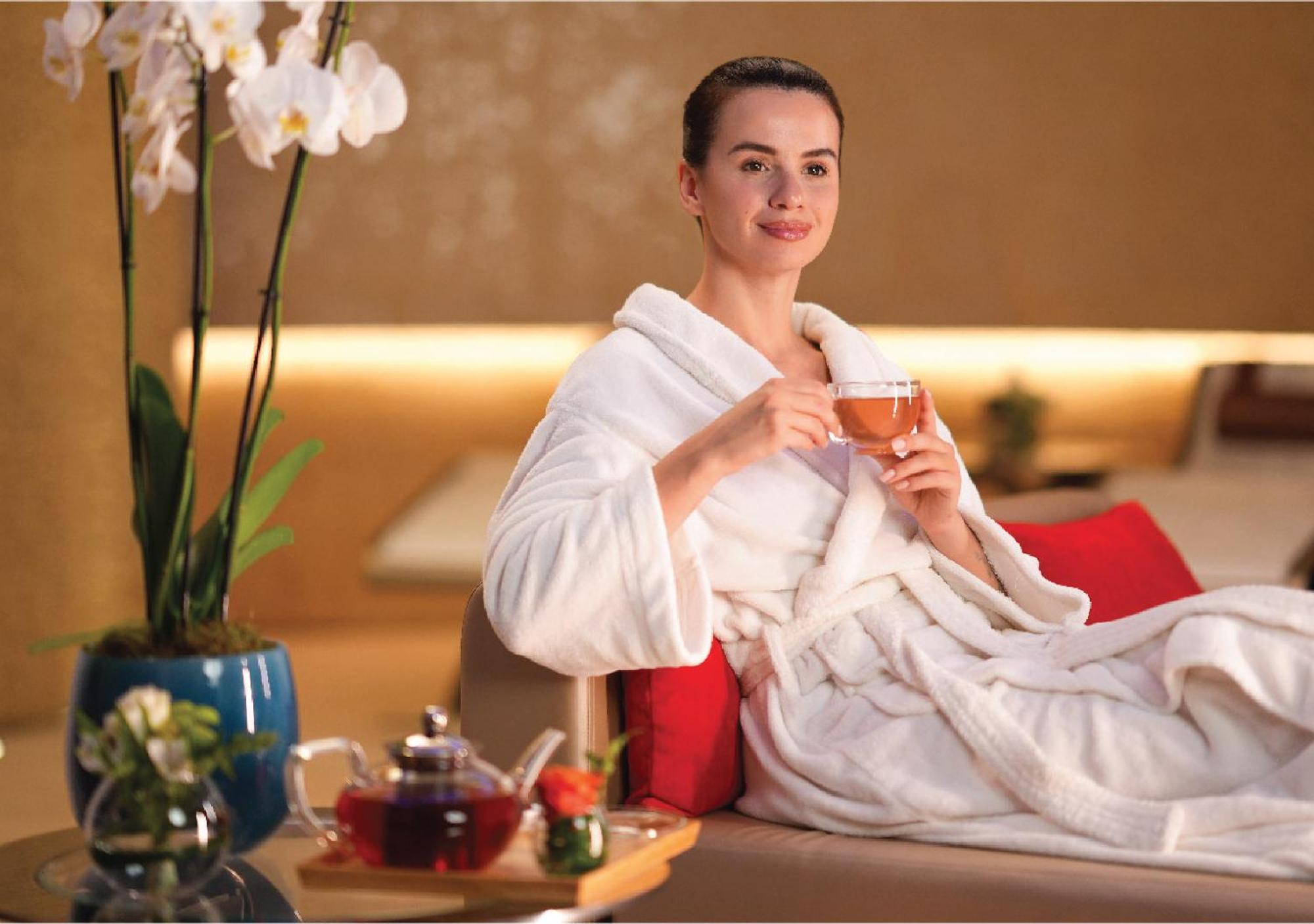 ジュメイラ メシラ ビーチ ホテル ＆ スパ クウェート エクステリア 写真 A woman wearing a bathrobe