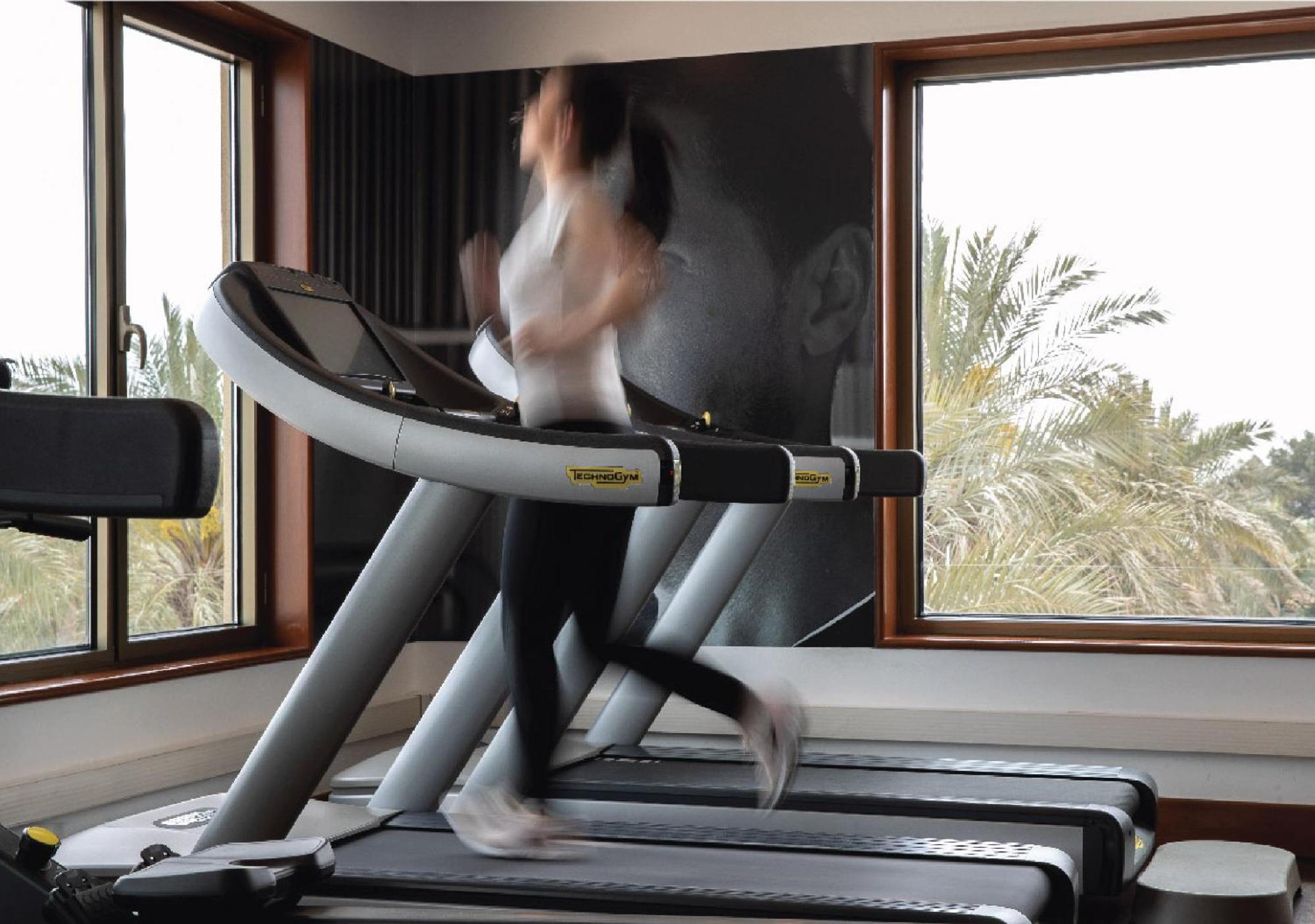 ジュメイラ メシラ ビーチ ホテル ＆ スパ クウェート エクステリア 写真 A treadmill in use