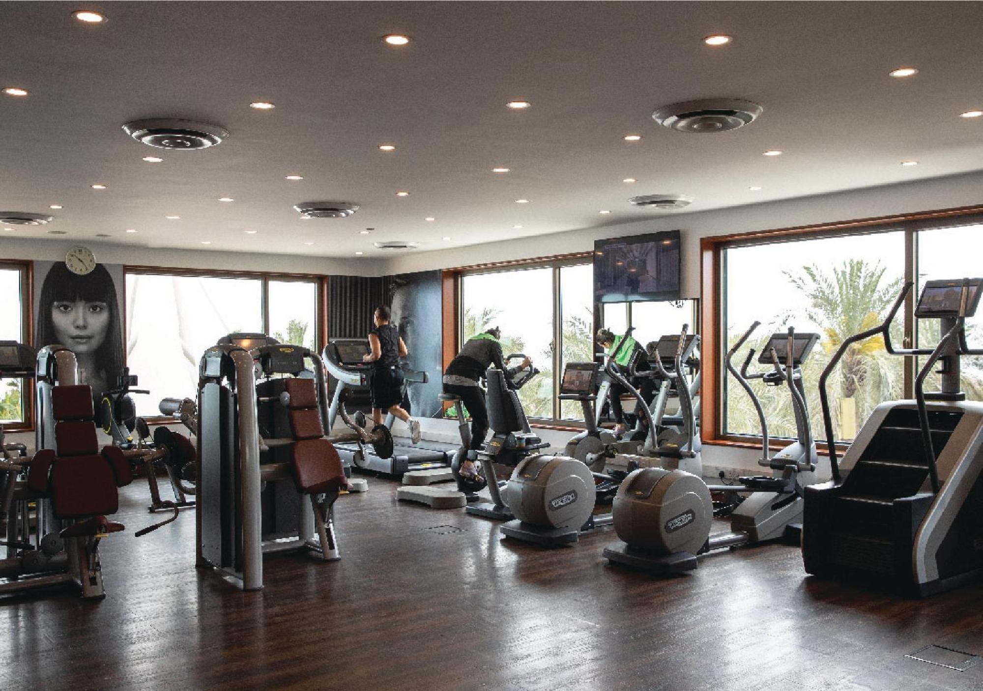 ジュメイラ メシラ ビーチ ホテル ＆ スパ クウェート エクステリア 写真 The gym at the hotel
