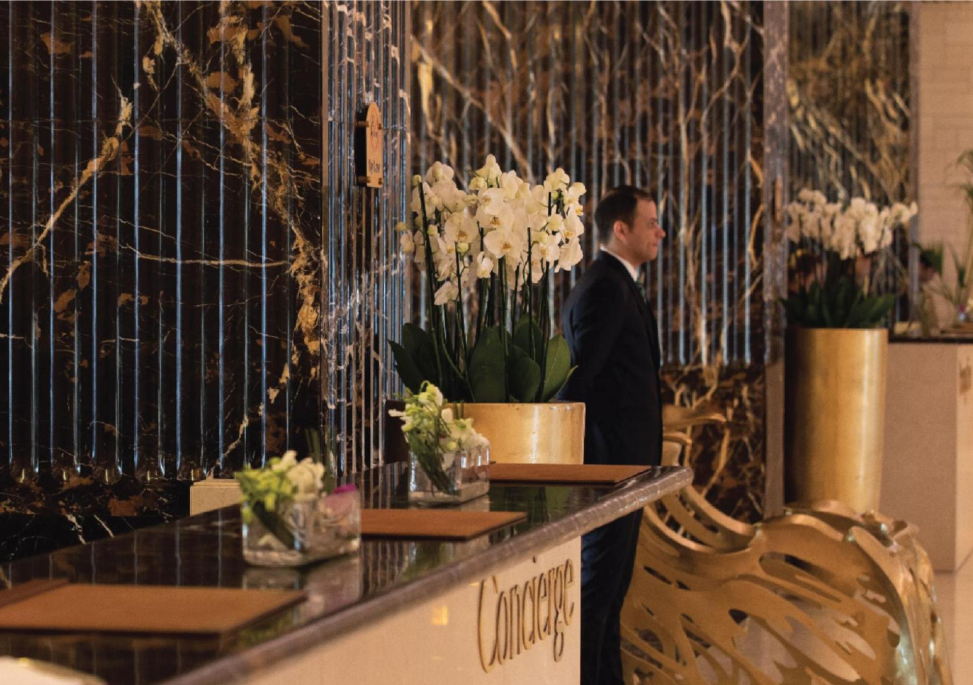 ジュメイラ メシラ ビーチ ホテル ＆ スパ クウェート エクステリア 写真 Concierge at the Concierge Desk
