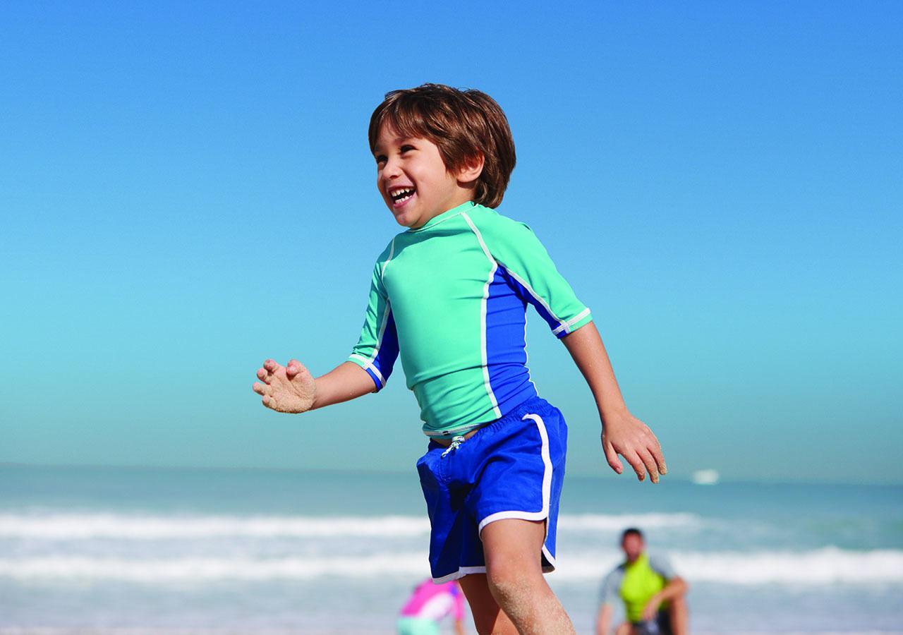 ジュメイラ メシラ ビーチ ホテル ＆ スパ クウェート エクステリア 写真 A child wearing a rash vest