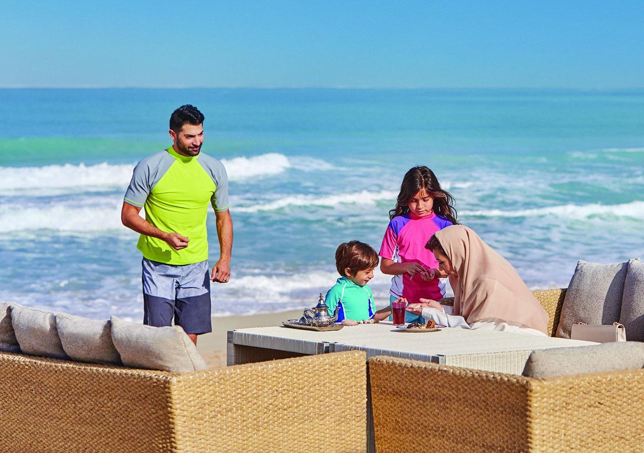 ジュメイラ メシラ ビーチ ホテル ＆ スパ クウェート エクステリア 写真 Family at the beach