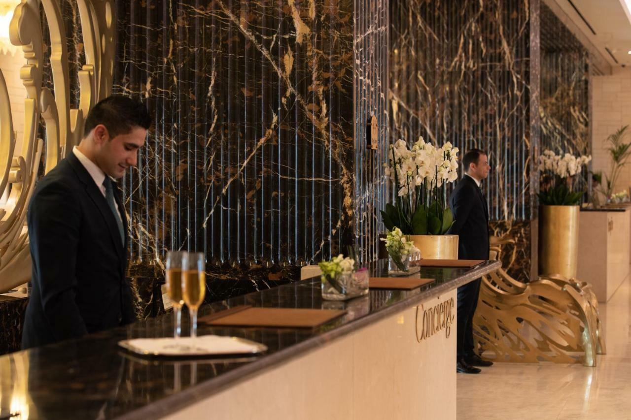 ジュメイラ メシラ ビーチ ホテル ＆ スパ クウェート エクステリア 写真 Concierge at the Four Seasons Hotel, London