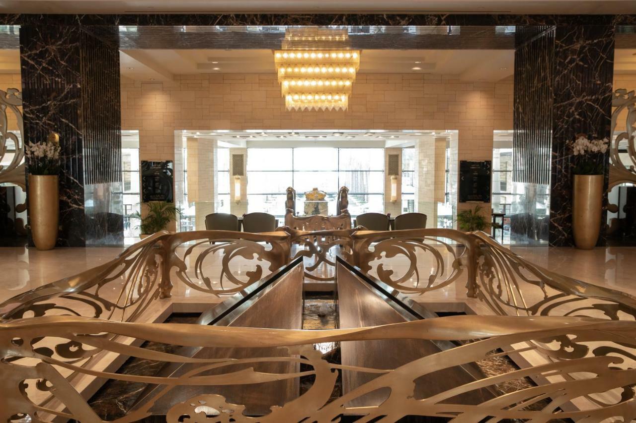 ジュメイラ メシラ ビーチ ホテル ＆ スパ クウェート エクステリア 写真 The lobby of the Ritz-Carlton, Dubai