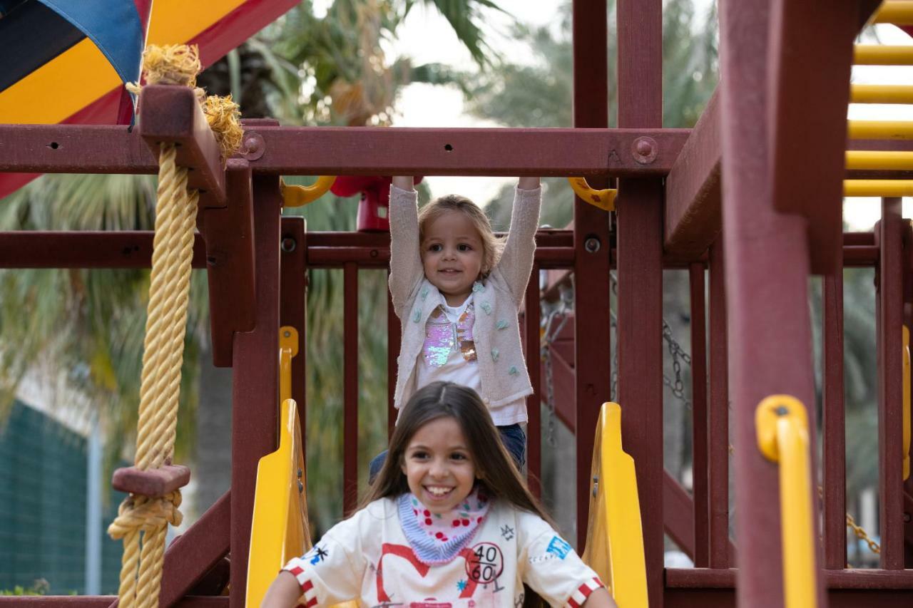ジュメイラ メシラ ビーチ ホテル ＆ スパ クウェート エクステリア 写真 Children playing at the park